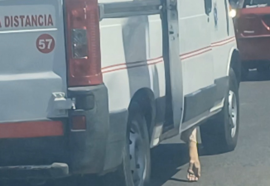 VIDEO | Filmaron una ambulancia arrastrando una mano por fuera de la cabina