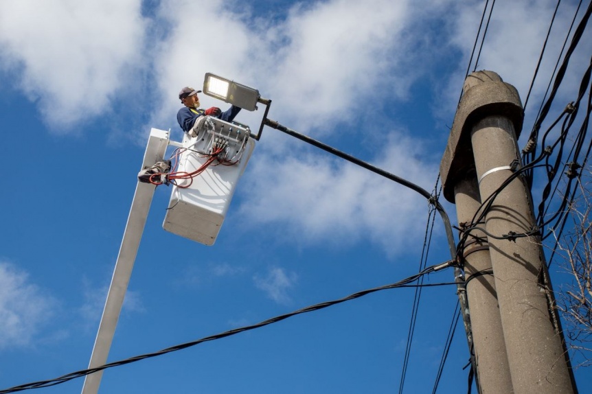 La Municipalidad de Lans inici la colocacin de luces LED sobre la avenida Centenario Uruguayo