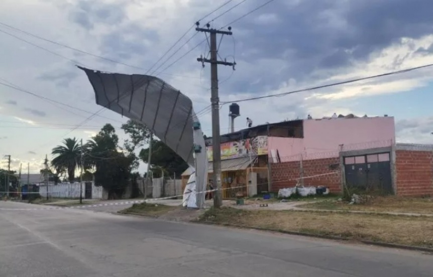 VIDEO | El ao arranc con techos volados y cortes de luz en en el conurbano bonaerense