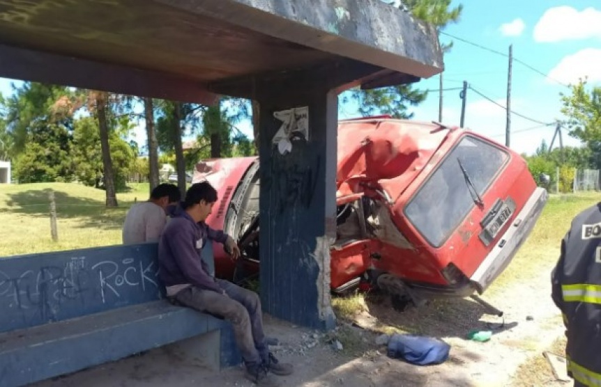 Un auto despist en La Plata, impact contra una parada de micros y muri el conductor