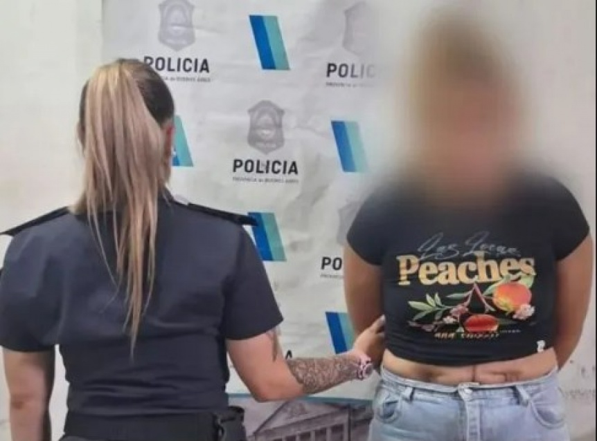 Una mujer discuti con su jefe por el sueldo y lo apual