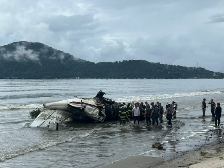 VIDEO | Una avioneta se estrell y explot en una playa de Brasil: Un muerto y siete heridos