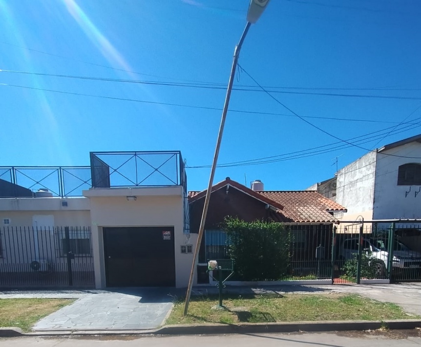 Preocupacuin entre vecinos de Quilmes Oeste por un poste de luz caido