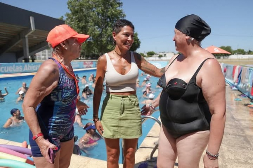 Mayra Mendoza en una jornada con actividades de verano junto a nios y vecinos de Quilmes