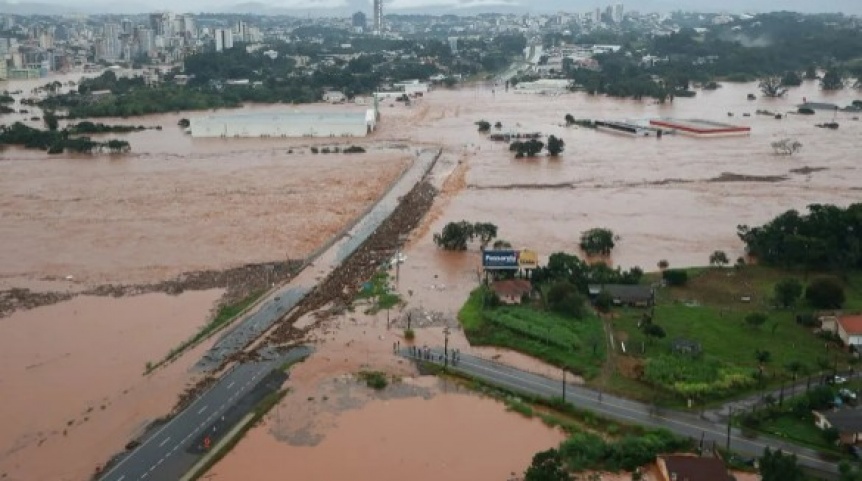 Inundaciones en Florianpolis y Cambori: cortes en la ruta complican la llegada de los turistas