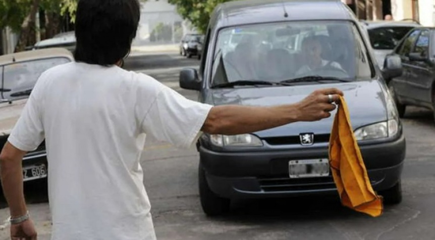 Proponen prohibir la actividad de trapitos y limpiavidrios en Quilmes y la Provincia