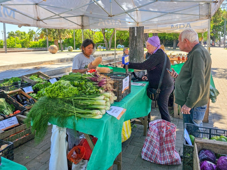 Frutas y verduras fresas y de estacin en la Feria Agroecolgica de Berazategui