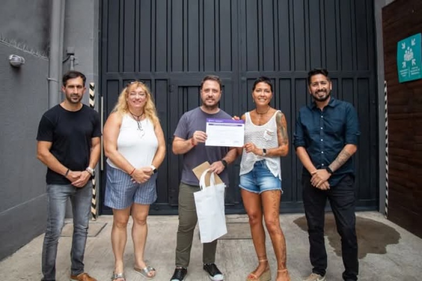 Mayra Mendoza entreg el Certificado de Aptitud Ambiental a una empresa de Ezpeleta