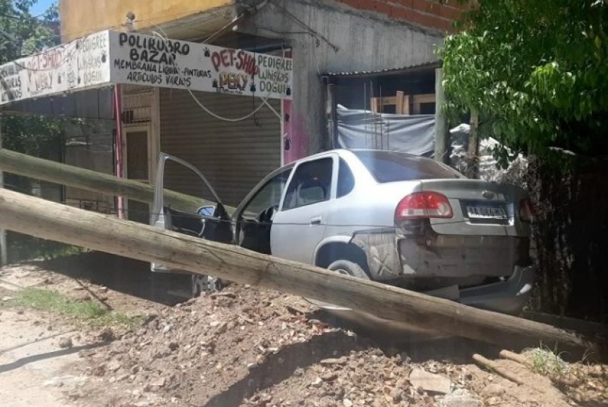 Un auto fue robado, lo persigui Prefectura y termin chocando