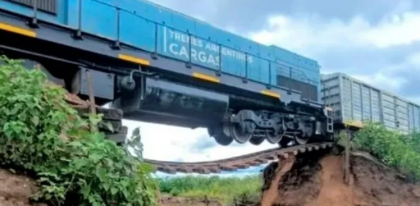 Un tren qued colgando tras romperse parte de un puente en Horcones