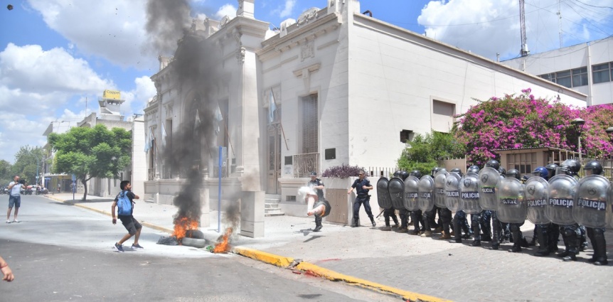 Incidentes, corridas y detenidos frente a la municipalidad de Moreno por el delivery asesinado