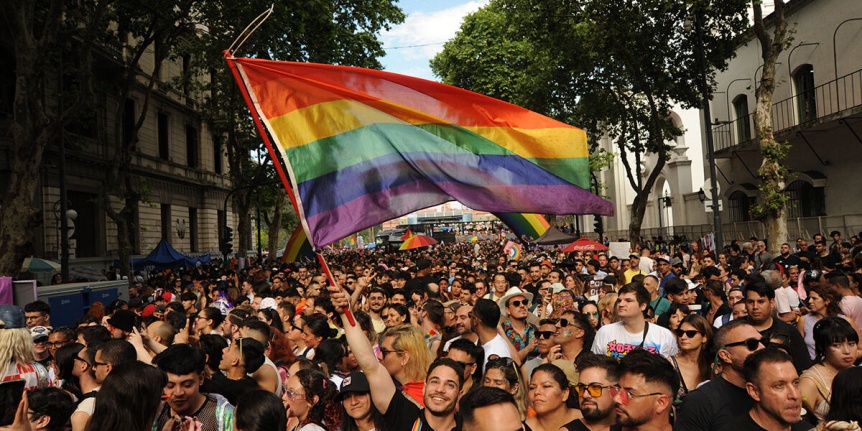 Masiva marcha del Orgullo Antifascista y Antirracista en repudio a los dichos de Milei