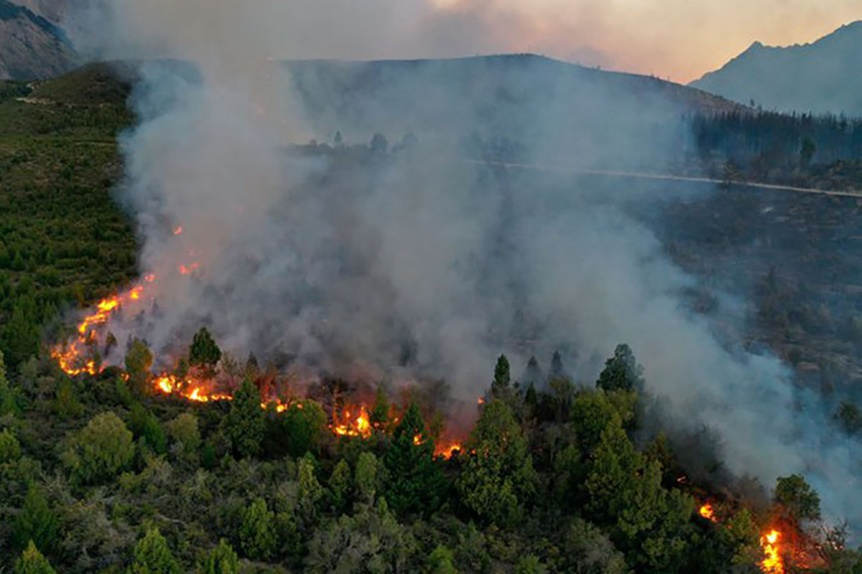 Lluvia esperanzadora en El Bolsn, pero el temor por el fuego persiste