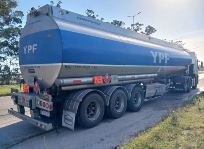 Un camin de YPF choc contra una camioneta y hubo un herido