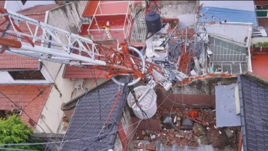 Se derrumb una antena de telefona celular sobre una vivienda en CABA