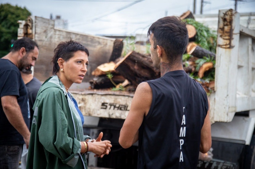 Mayra Mendoza supervis los trabajos de limpieza y mantenimiento tras el temporal