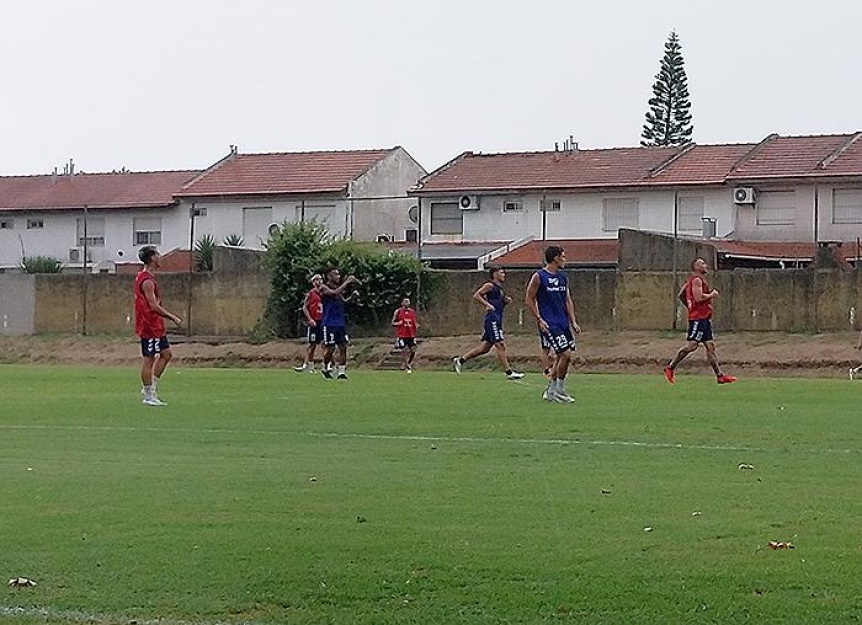 El plantel hizo tareas tcnicas y ftbol bajo la lluvia con Padilla recuperado