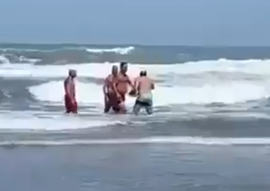 VIDEO | Discusin en la playa: Turista se pele con guardavidas que lo rescataron