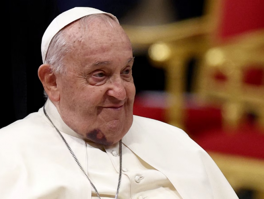 El papa Francisco fue internado por bronquitis para hacerse estudios y un tratamiento