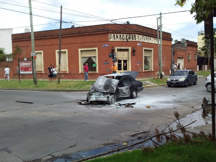 Fuerte choque entre un colectivo y un auto en Quilmes gener cortes en el trnsito