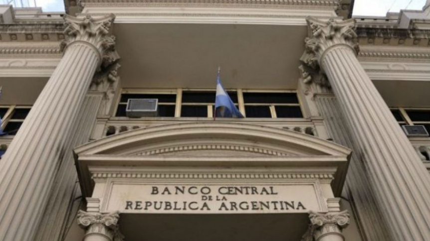 Milei firm el decreto que transforma al Banco Nacin en una sociedad annima