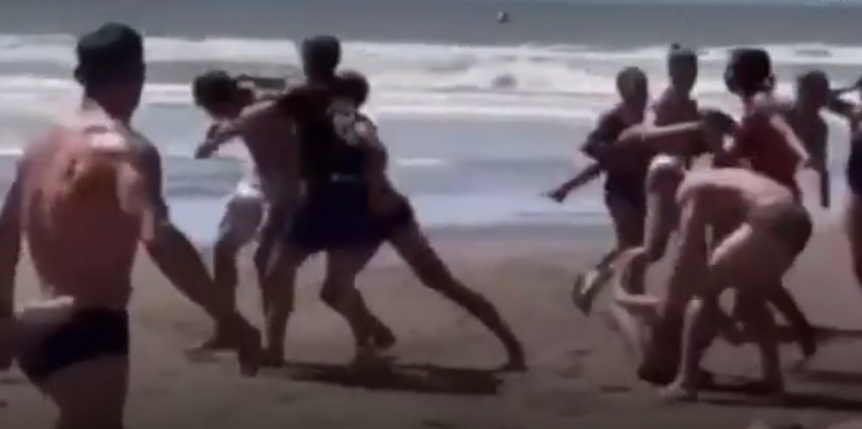 VIDEO | De la competencia a la batalla: brutal pelea entre guardavidas en plena playa