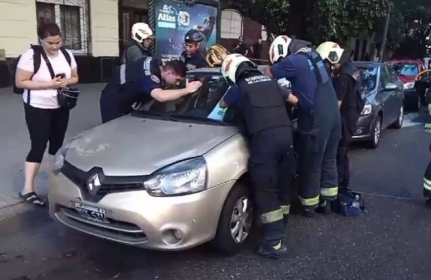 Caballito: Beba qued atrapada en un auto y fue rescatada por los bomberos