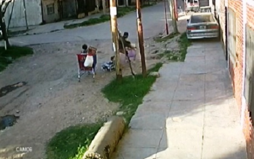 VIDEO | La Matanza: Golpe y arrastr a una mujer frente a su hijo para quitarle un celular