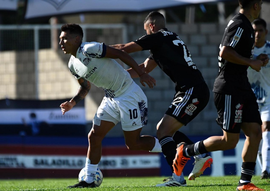 Entretenida igualdad entre Talleres y Deportivo Riestra