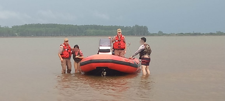 Corrientes: Prefectura rescat a dos kayakistas que cayeron al ro Uruguay