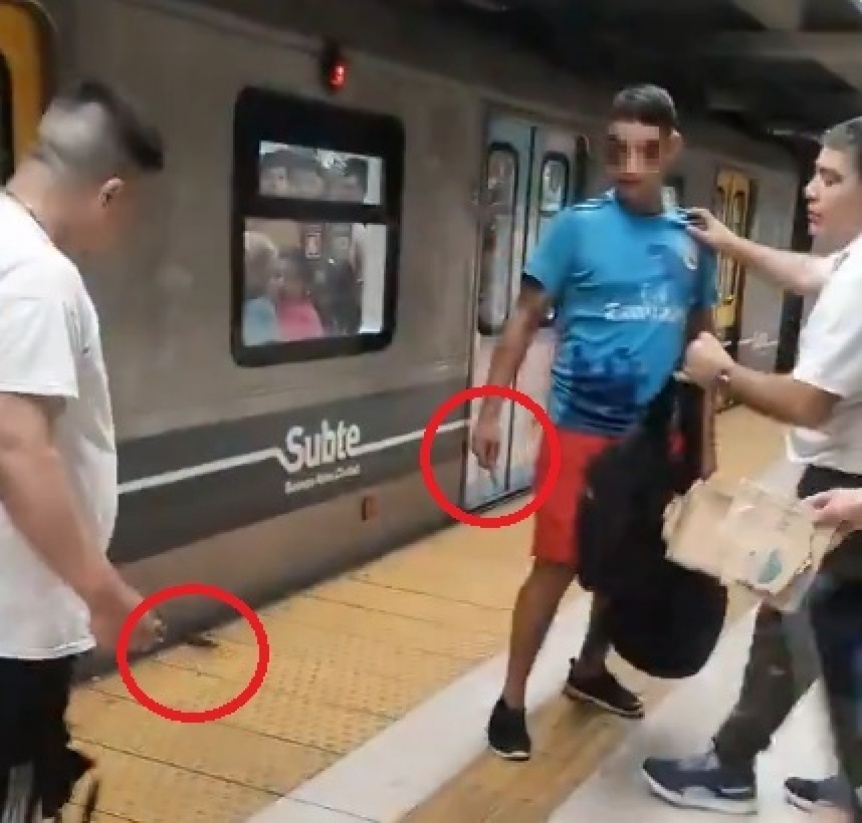 VIDEO | Peligrosa pelea de dos sujetos en andn del Subte al estilo cuchillero