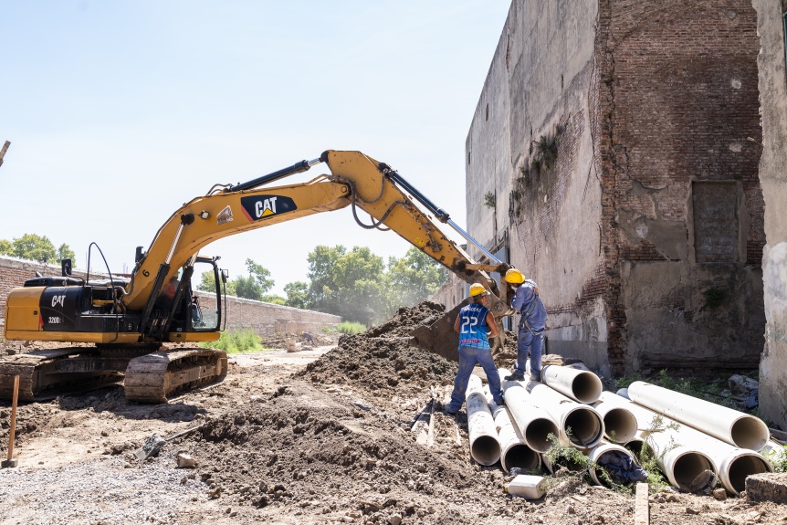 Contina la construccin del colector cloacal que abastecer a todo Villa Por