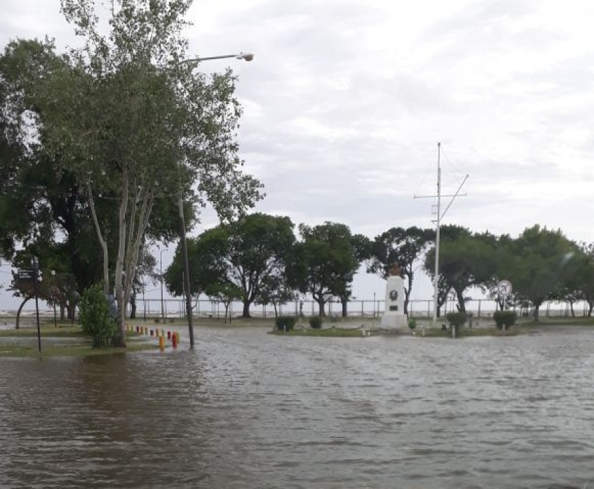 Quilmes: Sali el ro por accin del fuerte viento y crecer hasta los 2,80 metros en la noche