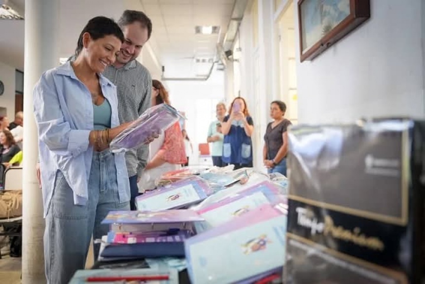 Quilmes: Mayra Mendoza present los kits escolares que se distribuirn en escuelas municipales