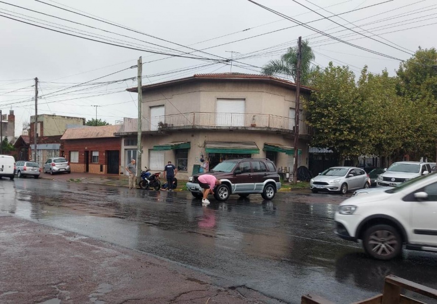 Quilmes Oeste: Un motociclista sufri golpes al ser 