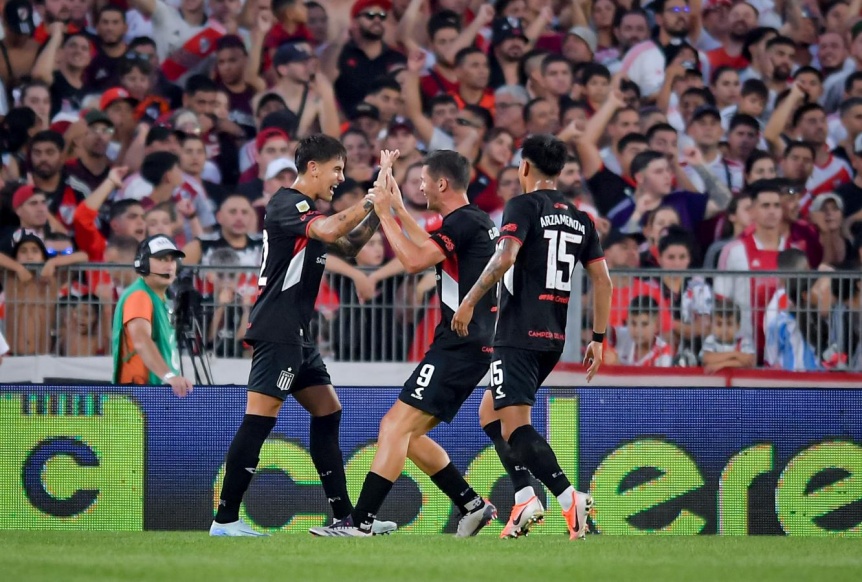 Estudiantes le gan a River en el Monumental y salt a la cima