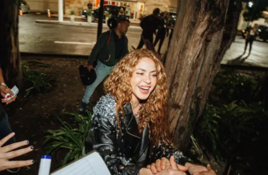 Shakira arrib a la Argentina en un vuelo privado y salud a sus fans en el aeropuerto