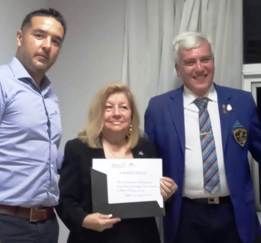 Rotary Club Ezpeleta reconoci a la retratista Mara Rizzo por su solidaridad y generoso aporte