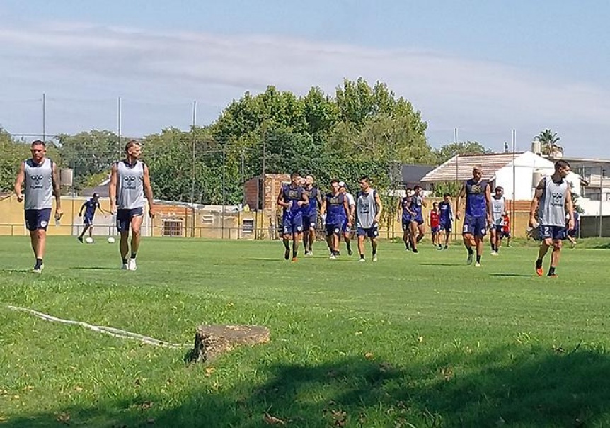 Prctica en el campo auxiliar con cuatro de los lesionados trabajando a la par