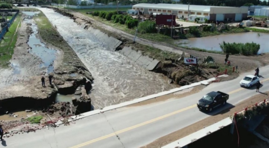 VIDEO | Un puente en la ruta 3 corre peligro de derrumbe tras el temporal