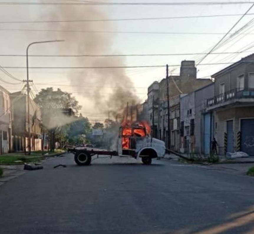 Un camin provoc un corte de luz al derrumbar postes