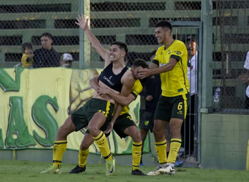 Defensa, a poco del final, venci a Estudiantes y lo dej sin invicto