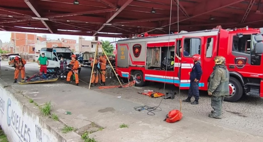 Misterio por el hallazgo del cuerpo de un hombre flotando en el Riachuelo