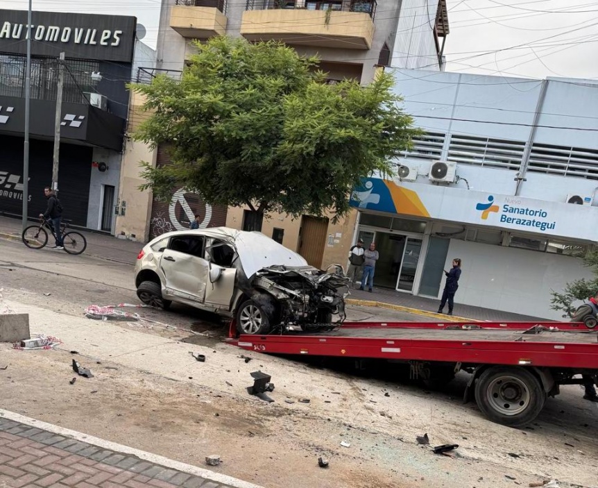 VIDEO | Un automovilista perdi el control de su auto y embisti de frente a dos postes de luz en Berazategui