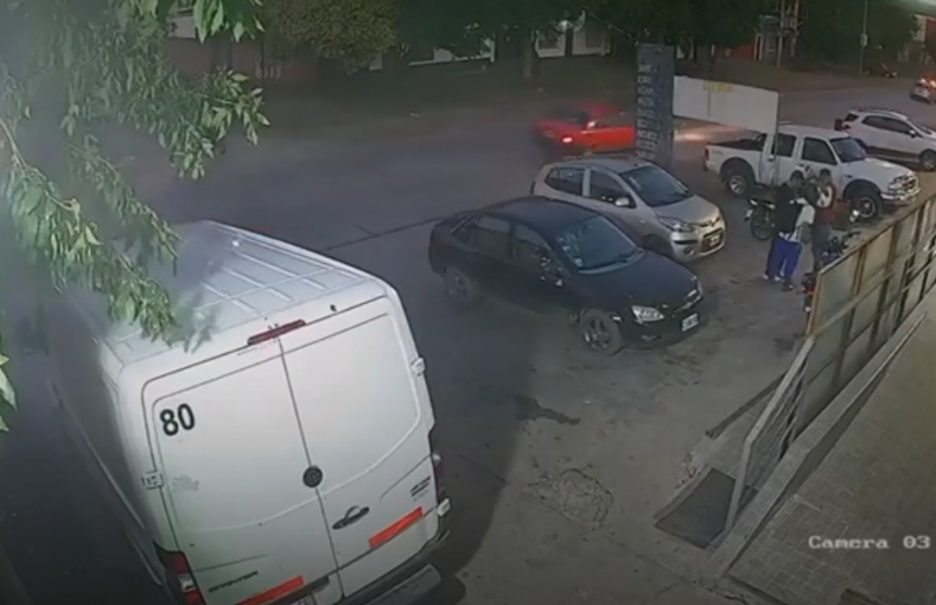 VIDEO | Intent robar, le pegaron con un palo y cuando escapaba lo atropell un auto