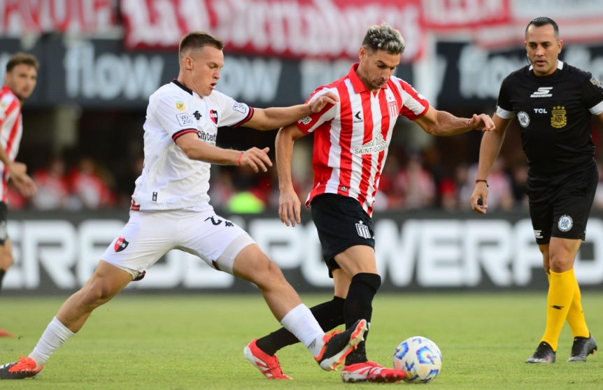 Estudiantes empat con Newells en partido con final polmico