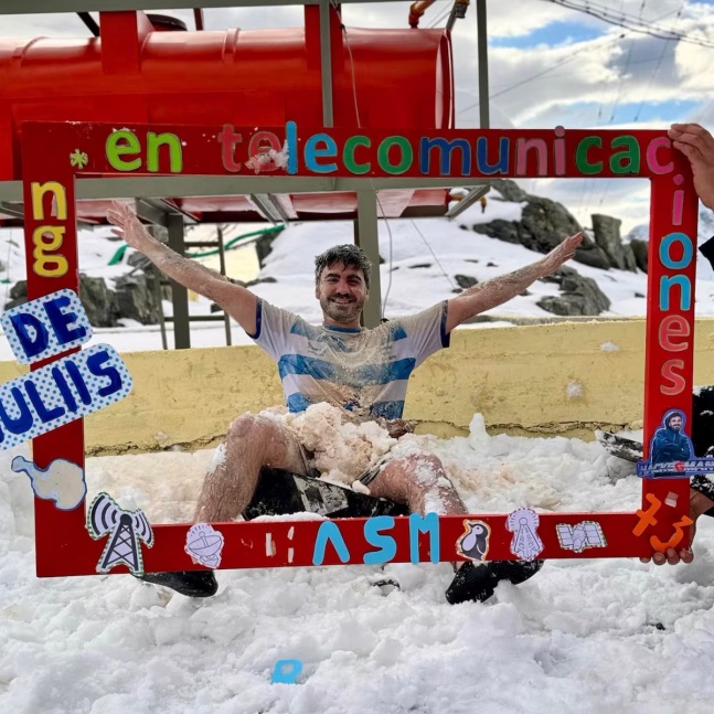 VIDEO | Un argentino se recibi de ingeniero en la Antrtida y se meti al agua helada para festejar