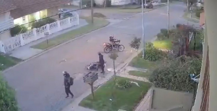 VIDEO | Dos ladrones rodearon a una mujer y le robaron la moto y la mochila a punta de pistola