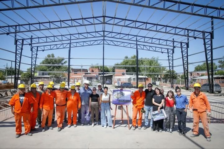 Mayra Mendoza recorri obras en el barrio Kolynos: Nuevo polideportivo y pavimentos