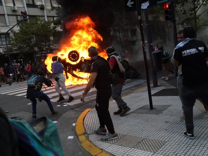 Acaso tambin hay libertad para romper y quemar patrulleros? Eso es libertad?